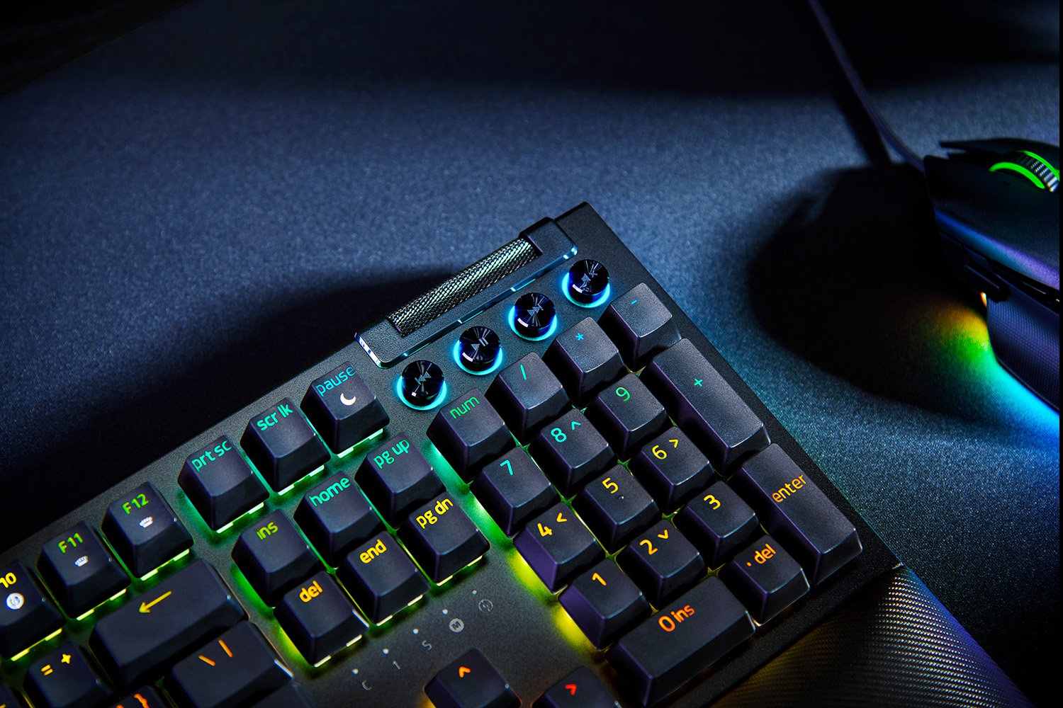 BLACKWIDOW V4 GAMING KEYBOARD YELLOW SWITCH